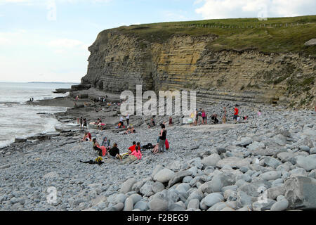 La gente sulla spiaggia di ghiaie a Southerndown, Dunraven Bay Wales UK KATHY DEWITT Foto Stock