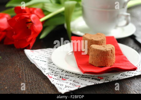 Tartufi dolci con tulipani rossi Foto Stock