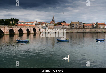 Berwick upon Tweed visto dal Tweedmouth con il Ponte Vecchio, la Guildhall, Mura e salmone tradizionali barche da pesca Foto Stock