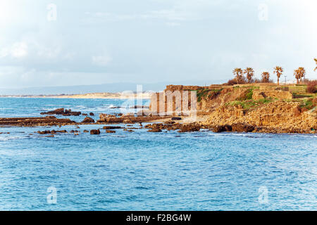 Costa del mare e le rovine di Cesarea Maritima prima del tramonto, Israele Foto Stock