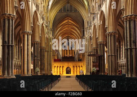 Cattedrale di Lincoln, Regno Unito. Shot prese guardando in giù la navata centrale guardando l'altare Foto Stock
