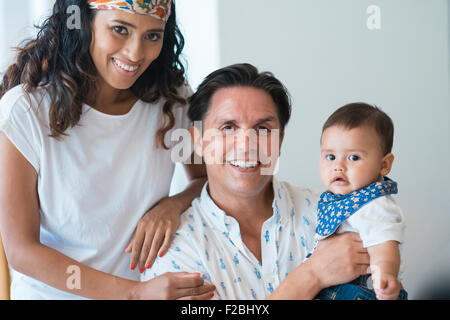 Giovane famiglia con bambino sorridente in telecamera Foto Stock