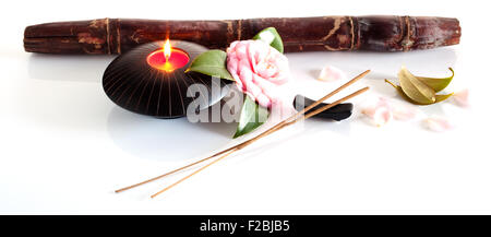 L incenso e candela isolata su uno sfondo bianco Foto Stock