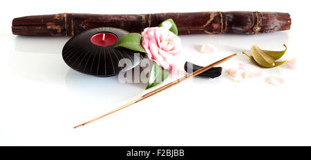 L incenso e candela isolata su uno sfondo bianco Foto Stock