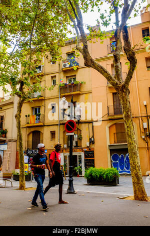 Due uomini a piedi nella Rambla del Poblenou, Barcellona, in Catalogna, Spagna Foto Stock