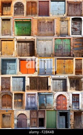 Un sacco di vecchie e povere di porte Foto Stock