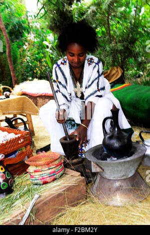 Una giovane donna etiope la preparazione del caffè. Foto Stock