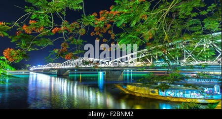 Trang Tien Bridge di notte Foto Stock