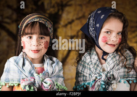 Carino bambine vestite come un tradizionale streghe Foto Stock