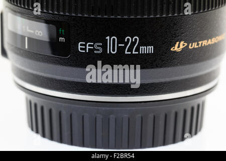 Close up di fotografico Canon lente, 10-22 mm indicando il nome della lente sul lato del cilindro della lente e nero impugnatura in gomma. Foto Stock