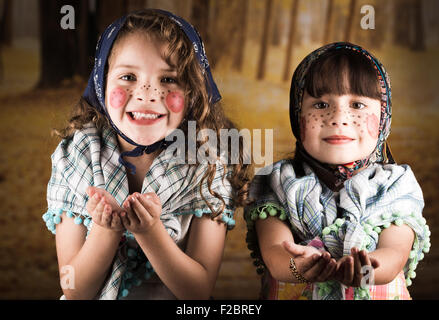 Belle ragazze vestito come un tradizionale streghe Foto Stock