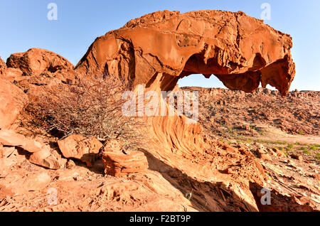 Bocca del leone rock formazione throning sulla sommità del Huab valley in Twyfelfontein, Namibia. Foto Stock