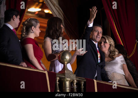 Città del Messico. Xv Sep, 2015. Il Presidente messicano Enrique Peña Nieto (seconda R) e sua moglie Angelica Rivera (1R) frequentano il grido di indipendenza cerimonia al Palazzo Nazionale di Città del Messico, capitale del Messico, sul Sett. 15, 2015. Credito: Alejandro Ayala/Xinhua/Alamy Live News Foto Stock