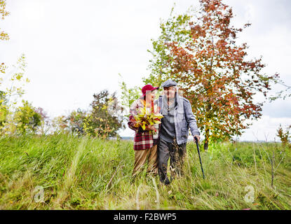 Felice coppia senior passeggiate nel parco sul weekend Foto Stock