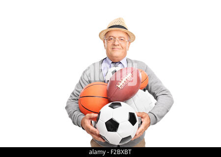 Gioioso uomo maturo holding mazzetto di diverso tipo di palloni e guardando la telecamera isolata su sfondo bianco Foto Stock
