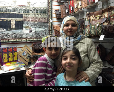 Sao Paulo, Brasile. Xv Sep, 2015. Siriano Nazionale Fitoon Assi pone le sue figlie Retaj (L) e Rahaf (R) nella sua piccola borsa store in Sao Paulo, Brasile, 15 settembre 2015. Sono arrivati qui dopo una lunga odissea. Foto: Georg Ismar/dpa/Alamy Live News Foto Stock