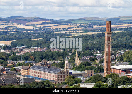 Vista del paesaggio di " stack " retail leisure park e il 1800 'Cox's Stack' Camperdown Works mulino di iuta in Lochee Dundee, Regno Unito Foto Stock