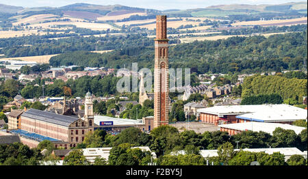 Vista del paesaggio di " stack " retail leisure park e il 1800 'Cox's Stack' Camperdown Works mulino di iuta in Lochee Dundee, Regno Unito Foto Stock