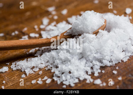 Maldon sale di mare sul cucchiaio di legno Foto Stock