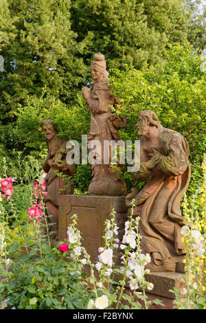 Vergine Maria statua nel giardino Engelsgärtchen, ex Abbazia Benedettina Seligenstadt, Hesse, Germania Foto Stock