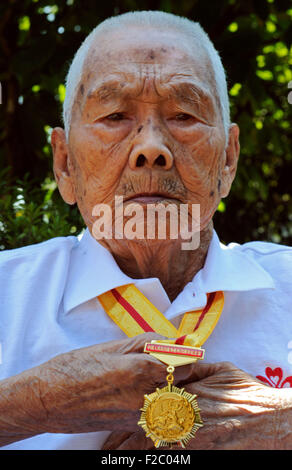 Tiantai, Zhejiang, Cina. 16 Settembre, 2015. Foto scattata il 7 settembre 11, 2015 mostra Jin Honglin, un 98-anno-vecchio ricevitore della medaglia commemorativa del settantesimo anniversario della vittoria del popolo cinese la guerra di resistenza contro l'Aggressione Giapponese e un veterano del Corpo dei volontari di Tiantai County, in oriente cinese della Provincia di Zhejiang. Jin è entrato a far parte del corpo e combatté contro il giapponese invadendo truppe nel Zhejiang. Si ritirò dopo la guerra come un privato e sono tornati a casa per essere un agricoltore. In estate di 1939, Giapponese invadendo le truppe hanno attaccato le zone costiere di Zhejiang. © Xinhua/Alamy Live Foto Stock