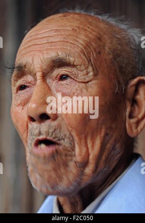 Tiantai, Zhejiang, Cina. 16 Settembre, 2015. Chen Lishu, 97, allora membro del tempo di guerra il lavoro politico team guidato da un comitato locale del Partito Comunista della Cina, ricorda la fondazione del Corpo dei volontari di Tiantai in Tiantai County, est della Cina di Provincia dello Zhejiang, Sett. 12, 2015. In estate di 1939, Giapponese invadendo le truppe hanno attaccato le zone costiere di Zhejiang. Credito: Xinhua/Alamy Live News Foto Stock