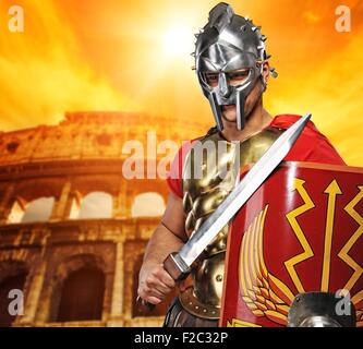 Legionario romano soldato davanti al Colosseo Foto Stock