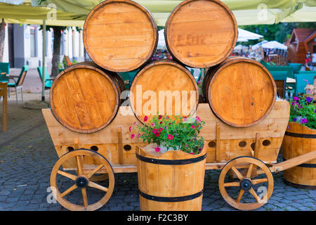 I barili di legno su un carrello Foto Stock