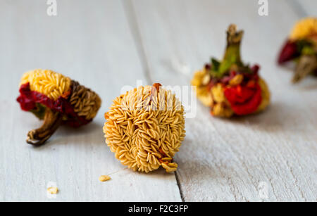 La paprika semi isolata su uno sfondo di legno Foto Stock