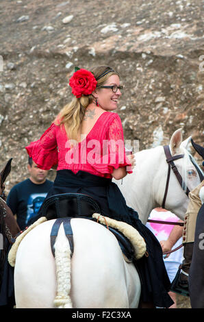 La donna a cavallo che indossa Cordobes hat in costume tradizionale durante la feria di Mijas Andalusia, Spagna. Foto Stock