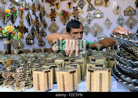 Srinagar Kashmir. 16 Settembre, 2015. Il decimo regionali di "vendita di articoli di artigiani rurali società (SARAS) Mela in Kashmir Haat centro in estate nella capitale indiana Srinagar Kashmir controllato.SARAS Mela visualizzare i prodotti principali da 19 stati del paese India anche oltre questa mela potenziato con i gruppi di auto-aiuto da tutti i 22 distretti di Jammu e Kashmir/Kamran Raashid Bhat. Credito: Kamran Raashid Bhat Bhat/Alamy Live News Foto Stock