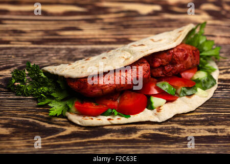 Pollo Tikka masala naan sandwich. Takeaway indiano Foto Stock