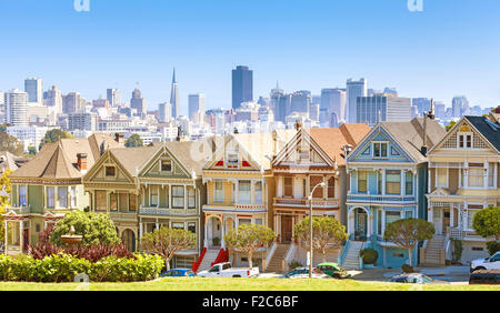 Skyline di San Francisco con Painted Ladies edifici ad Alamo Square, STATI UNITI D'AMERICA. Foto Stock