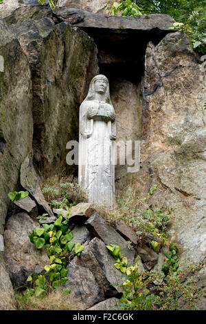 Statua in rocce al Monte San Bernardo Abbazia, Leicestershire, England, Regno Unito Foto Stock