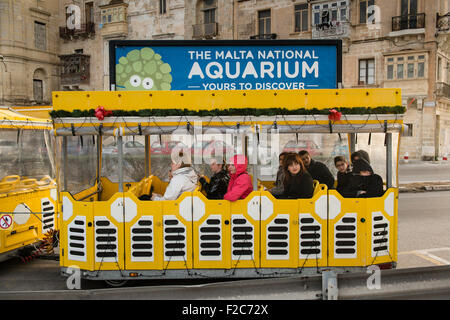 Malta, 28 dicembre 2014 lungo la riva ovest della città vecchia di vallett. Un sacco di vecchi di cattiva manutenzione Case. Tourist mini bus. Foto Stock