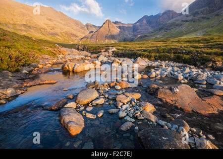 Un Sgurr Fheadain nel nero montagne Cuillin di Skye, Scozia, visto dal pool di fata sul fiume fragile Foto Stock