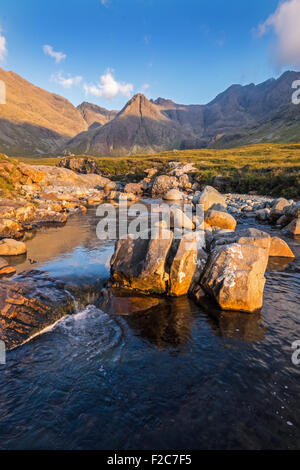 Un Sgurr Fheadain nel nero montagne Cuillin di Skye, Scozia, visto dal pool di fata sul fiume fragile Foto Stock