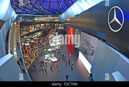 Francoforte, Germania. Xvi Sep, 2015. Vista della Casa di Stoccarda stand espositivi presso la International Motor Show IAA di Francoforte sul Meno, il 16 settembre 2015. Circa 1.000 espositori da 40 Paesi presenteranno i loro prodotti più recenti presso il leader mondiale nel settore del motor show, che si svolgerà dal 17 al 27 settembre 2015. Credito: dpa picture alliance/Alamy Live News Foto Stock