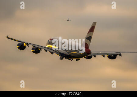 Un British Airways Airbus A380 decolla presso l'aeroporto di Heathrow (LHR / EGLL). Foto Stock