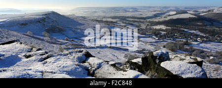 Gennaio, inverno Neve e nebbia sulla valle Curbar; Derbyshire County; Parco Nazionale di Peak District; Inghilterra; Regno Unito Foto Stock