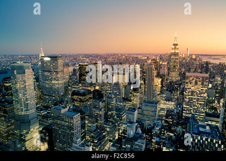 Bella New York City Manhattan edifici illuminati fino al tramonto Foto Stock