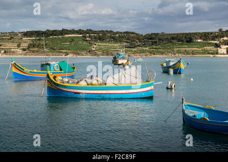 Malta, 29 dicembre 2014 nel villaggio di pescatori di Marsaxlokk, a sud est della Valletta. Villaggio normale scena. Foto Stock