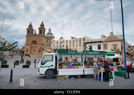 Malta, 29 dicembre 2014 nel villaggio di pescatori di Marsaxlokk, a sud est della Valletta. Villaggio normale scena. Foto Stock