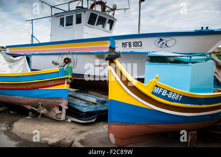 Malta, 29 dicembre 2014 nel villaggio di pescatori di Marsaxlokk, a sud est della Valletta. Villaggio normale scena. Foto Stock