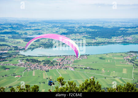 SCHWANGAU, Germania - 23 agosto: Sconosciuto parapendio sul Monte Tegelberg a Schwangau, Germania il 23 agosto 2015. Foto Stock