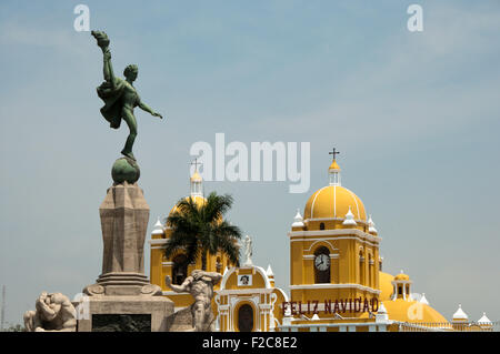 Statua della Libertà nella piazza principale di Trujillo in Perù con Felice Natale sulla cattedrale in background Foto Stock