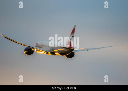 Un British Airways Boeing 787 capi per il sole di setting in occidente come esso si discosta dal London Heathrow Airport (LHR / EGLL). Foto Stock