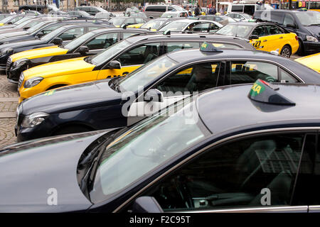 Copenhagen, Danimarca. 16 Settembre, 2015. I Taxi schierate a Copenaghen davanti al Parlamento europeo in una manifestazione di protesta contro la internet based impresa di trasporto privata, Uber. Essi chiedevano Uber chiuso in Danimarca. Credito: OJPHOTOS/Alamy Live News Foto Stock