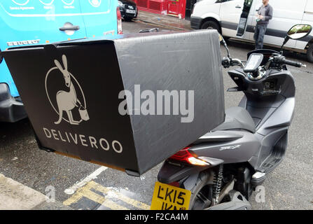 Ristorante Deliveroo Consegna del cibo ciclomotore e driver, Londra Foto Stock