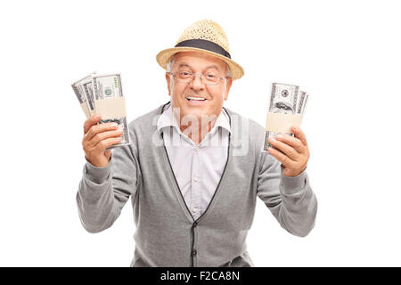 Overjoyed senior gentleman holding due pile di denaro e sorridente isolati su sfondo bianco Foto Stock